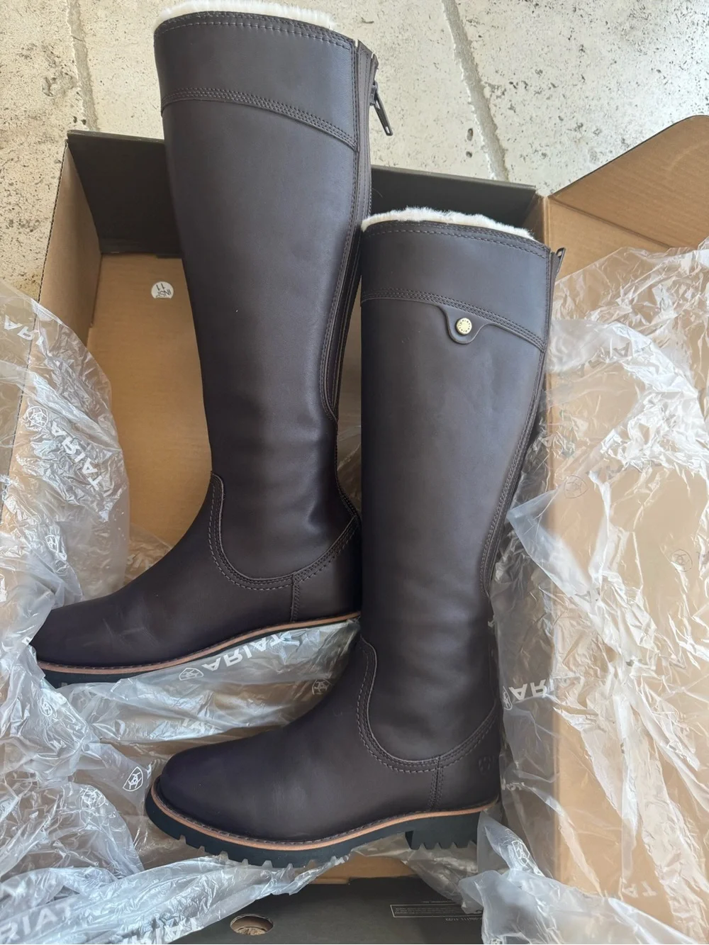 NWT 🔥Ariat Dark Brown Leather Boots with Cream Shearling Cuff